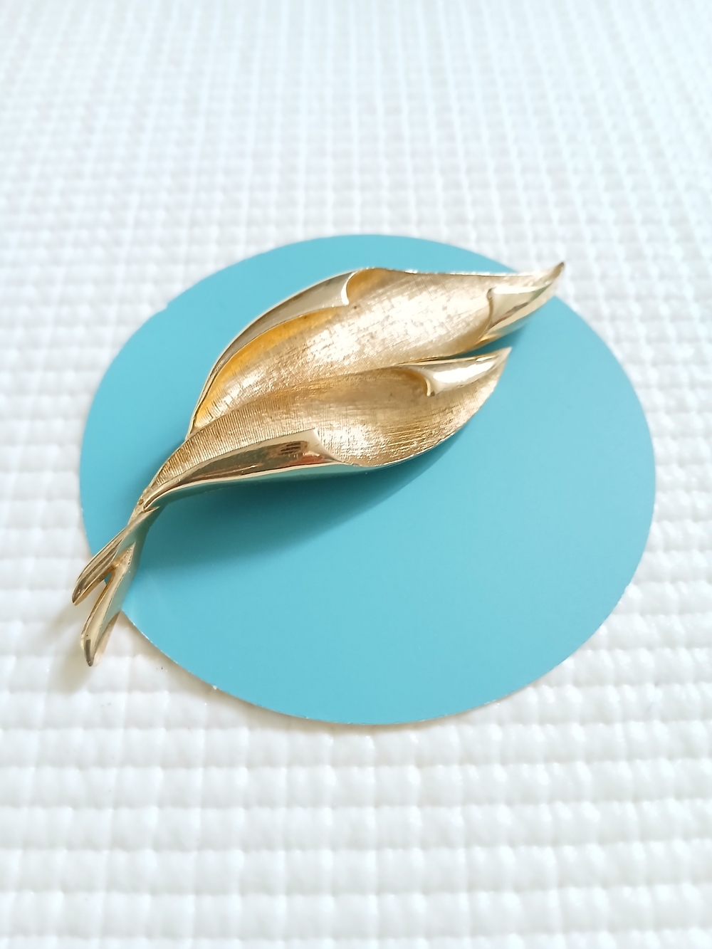 Vintage gold tone leaf textured Brooch, 3",large, mint, rare